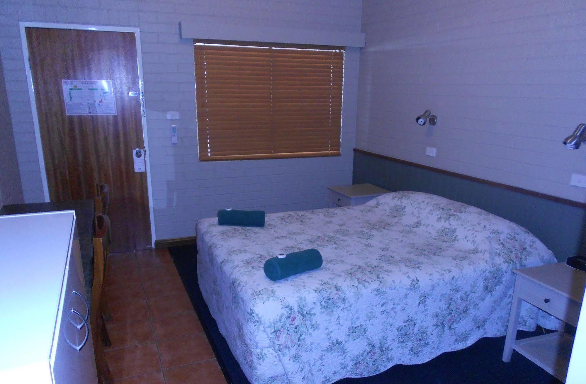 Barcaldine Country Motor Inn ภายนอก รูปภาพ